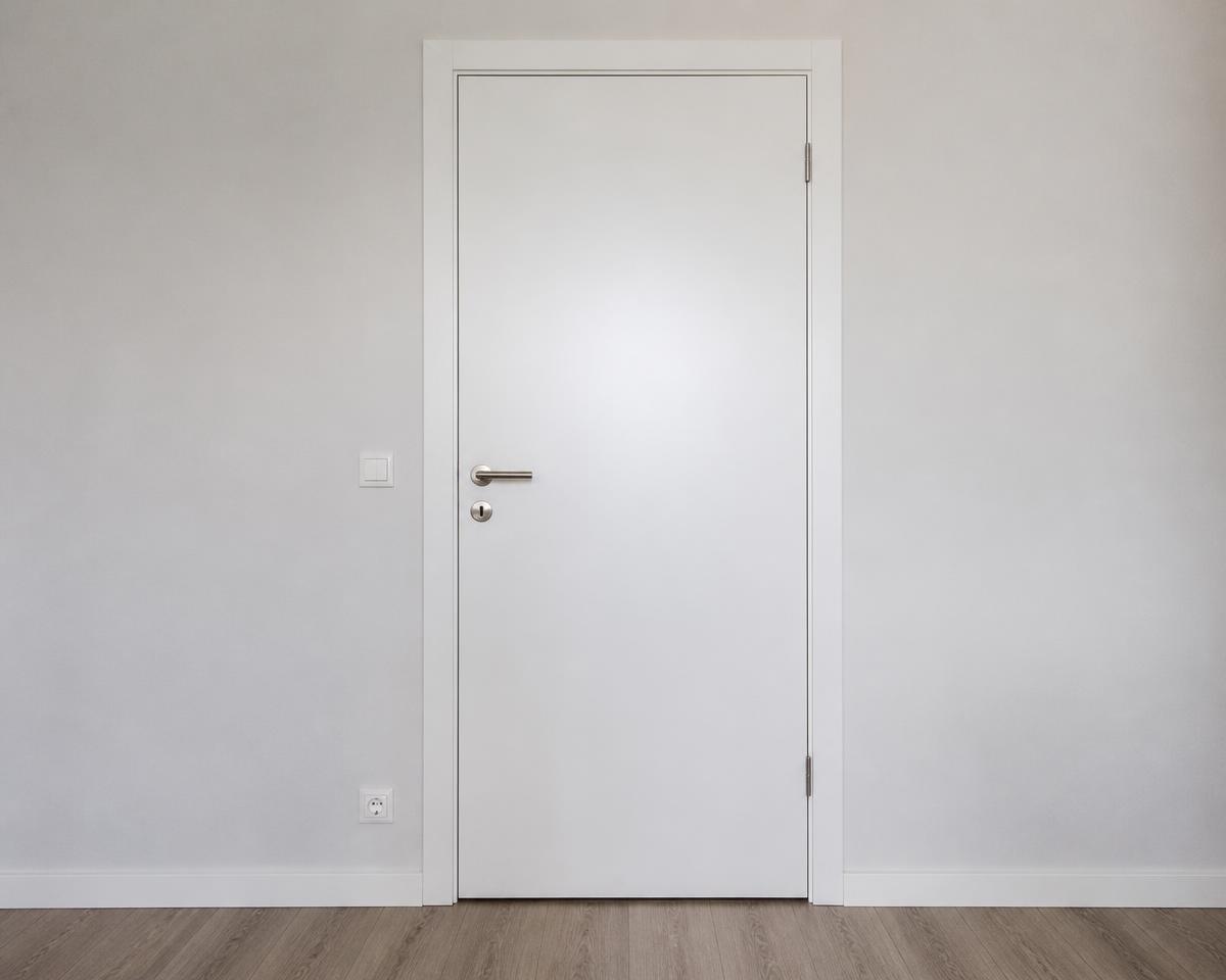 Satiniert lackierte Innentür mit sauberer Zarge, Sockelleiste und Metallgriff